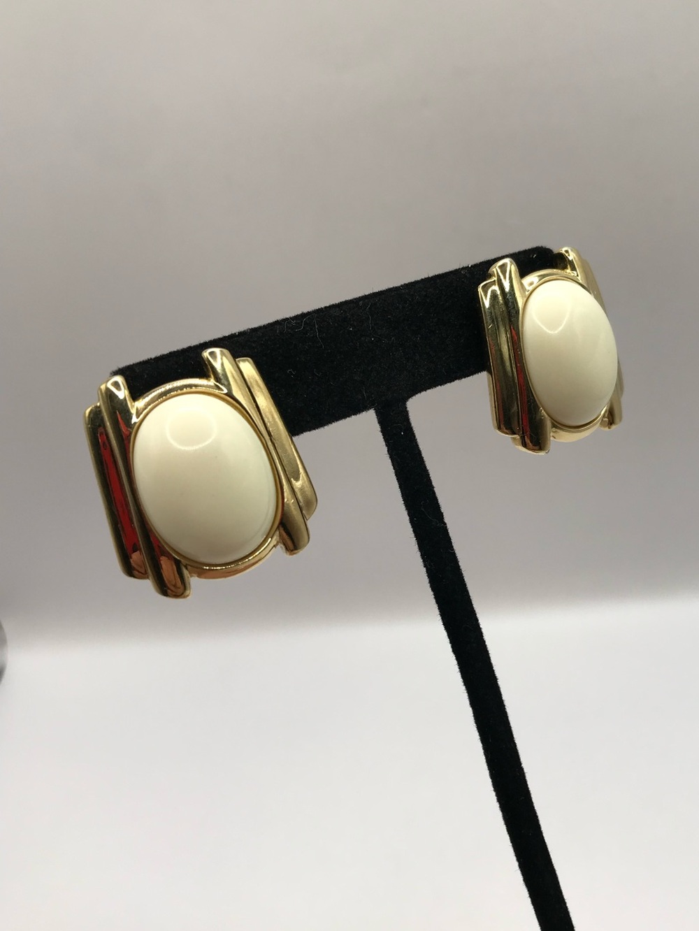 Vintage Trifari Gold-Tone Cream Cabochons Post Earrings - Picture 2 of 7